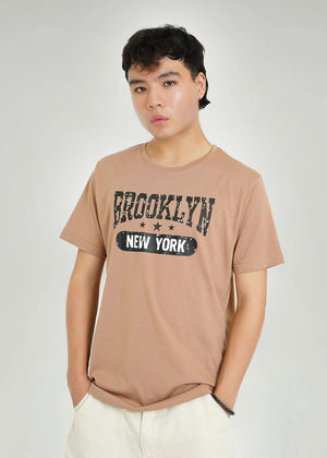 Men's brown round-neck T-shirt with BROOKLYN NEW YORK graphic print