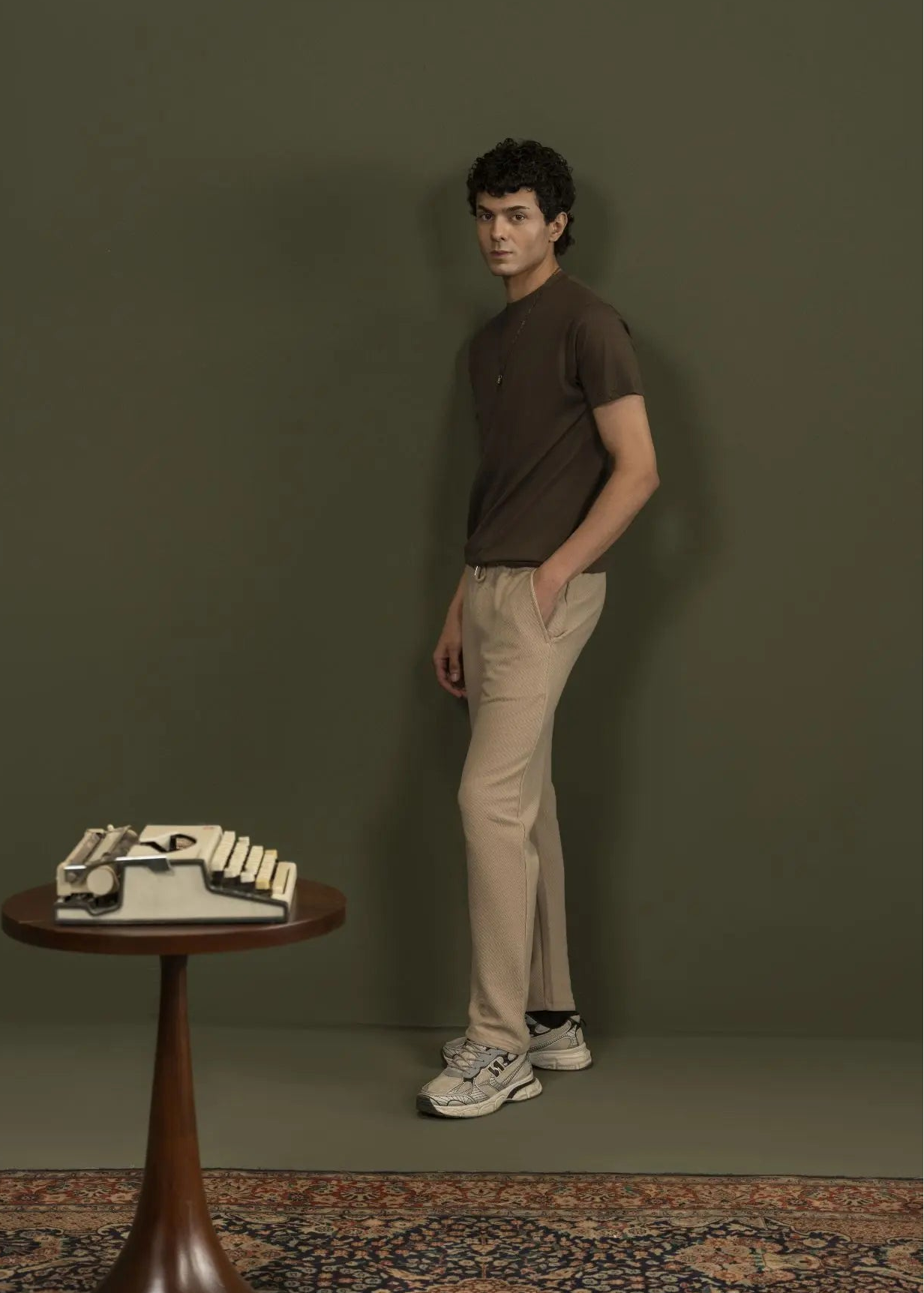 Men's olive-brown crew-neck T-shirt, short sleeves, full-body side view