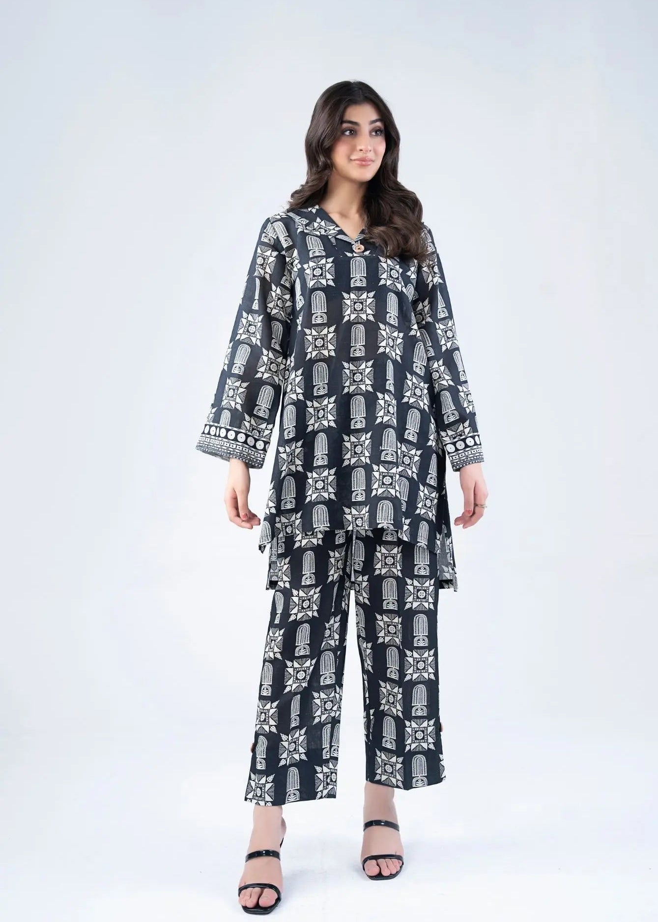 Women’s winter co-ord set with long-sleeve tunic and wide-leg pants, black and white geometric print