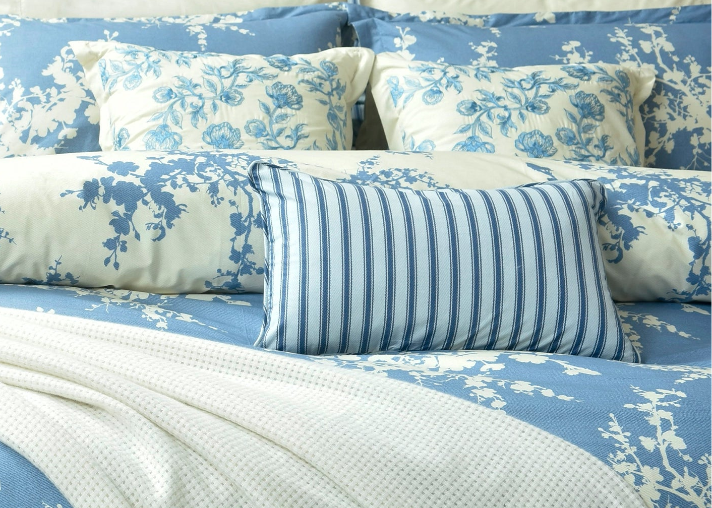 Filled Deck Pillow Frost - Luxury Collection | ChenOne