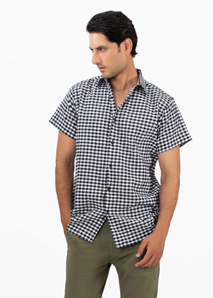 Men's black-and-white check short-sleeve button-up casual shirt, collar detail