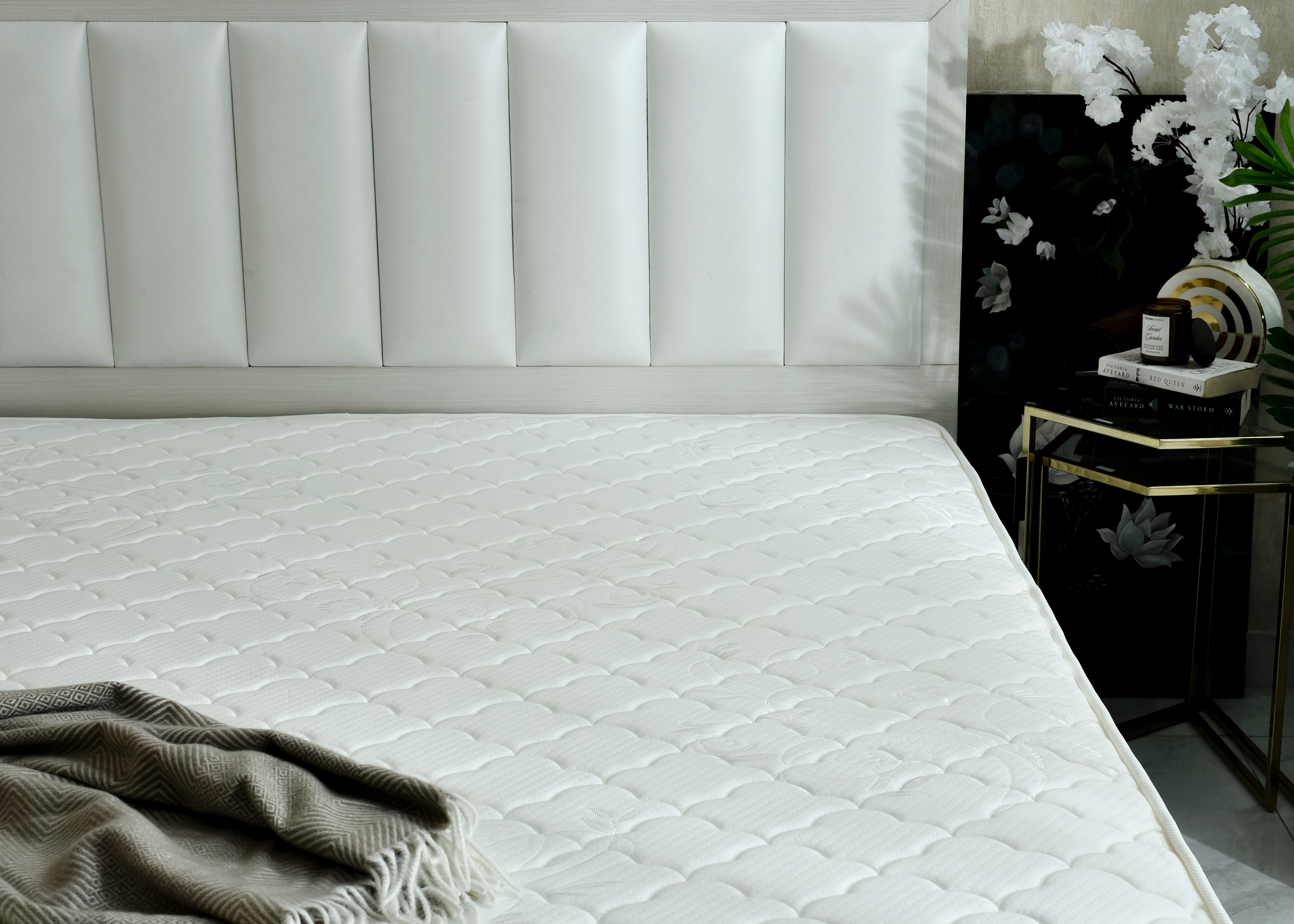 White pocket spring mattress top with patterned quilting and smooth edge
