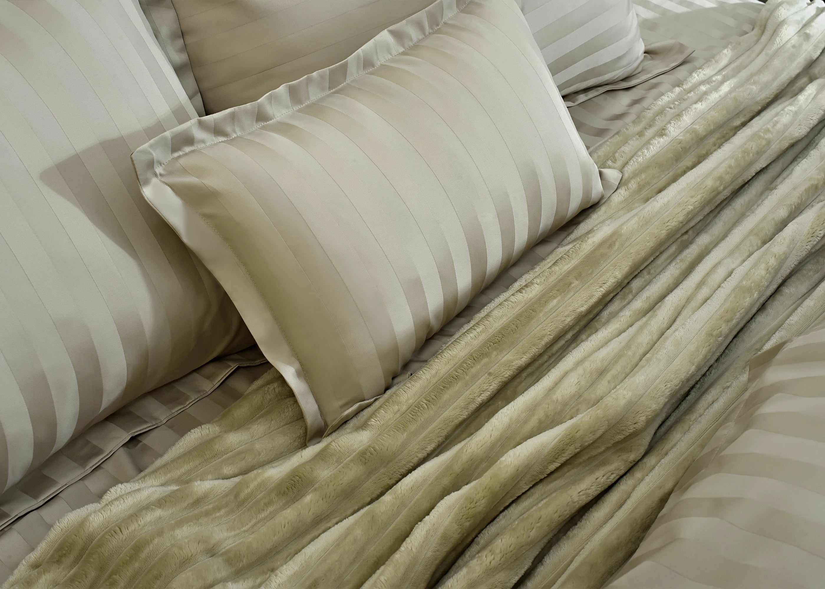 7-piece duvet cover set close-up: light beige striped duvet and matching pillow shams