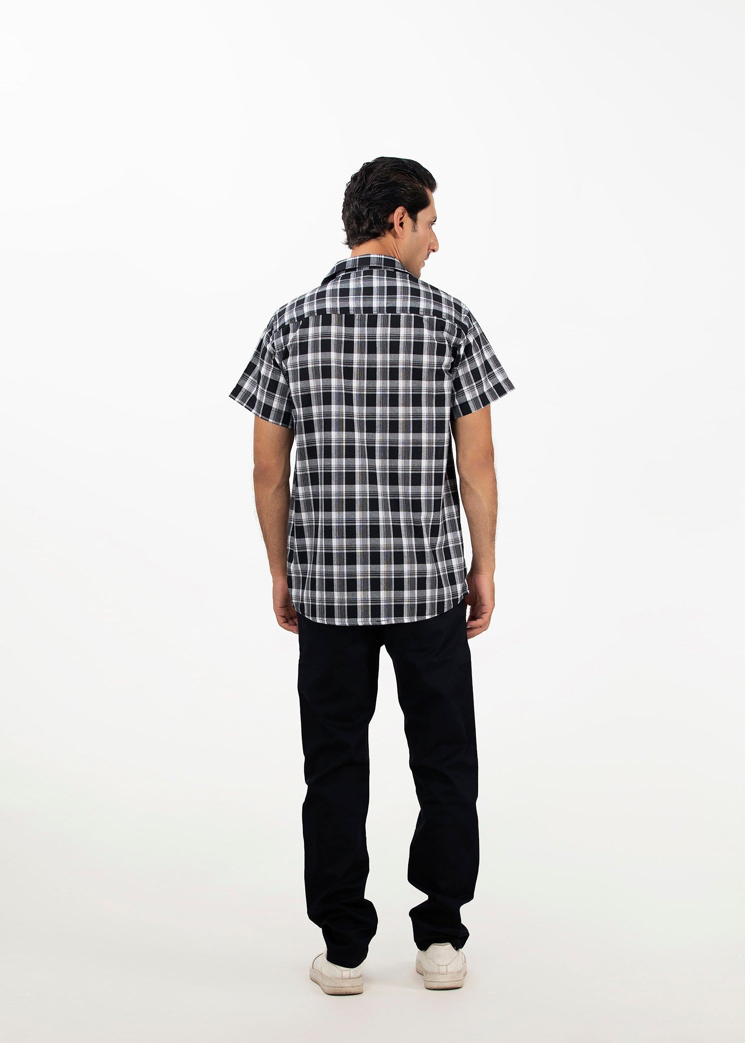 Men's black-and-white check short-sleeve button-up shirt, back view, cotton