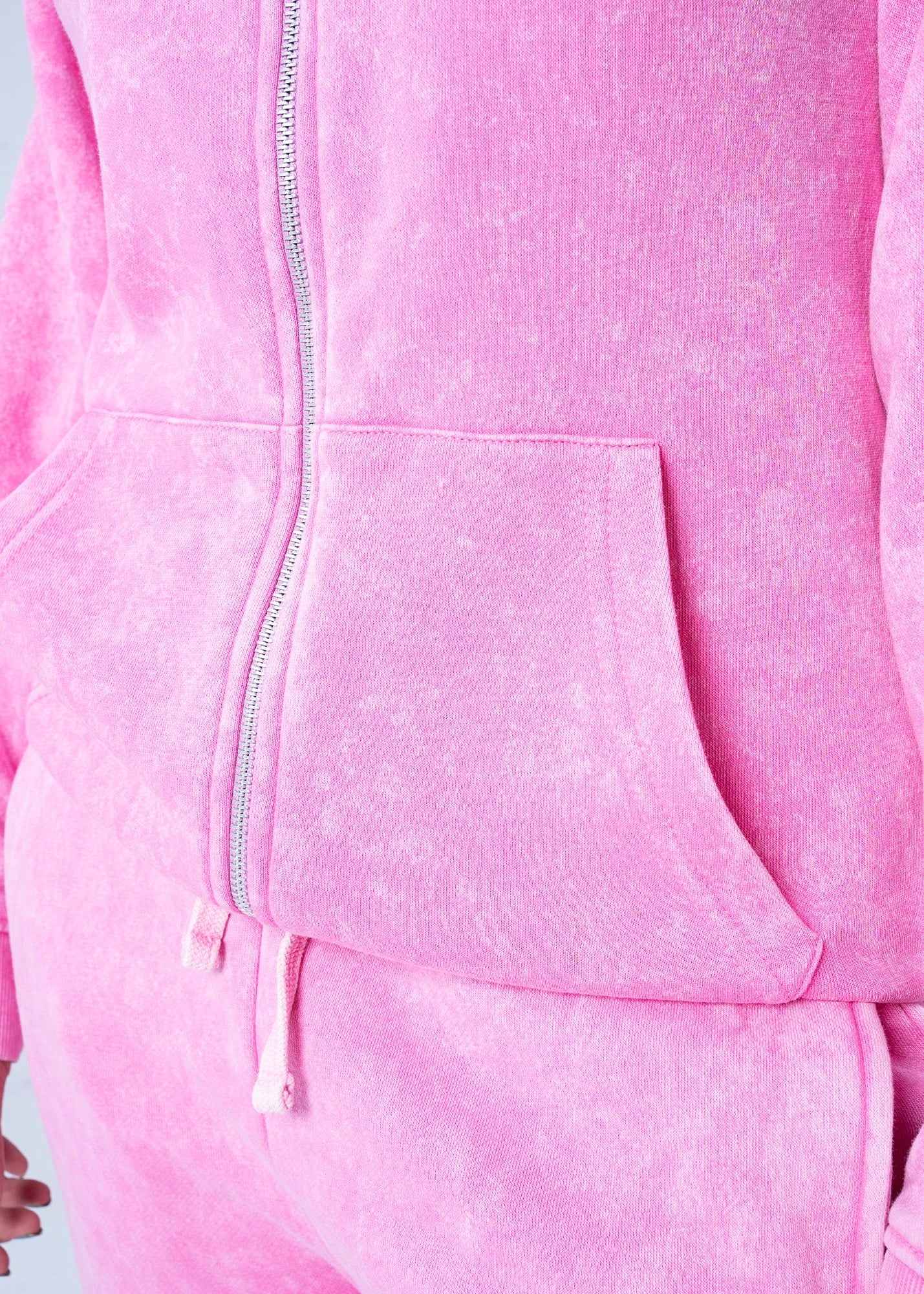 Men's pink fleece jacket front pocket and zipper, drawstring hem