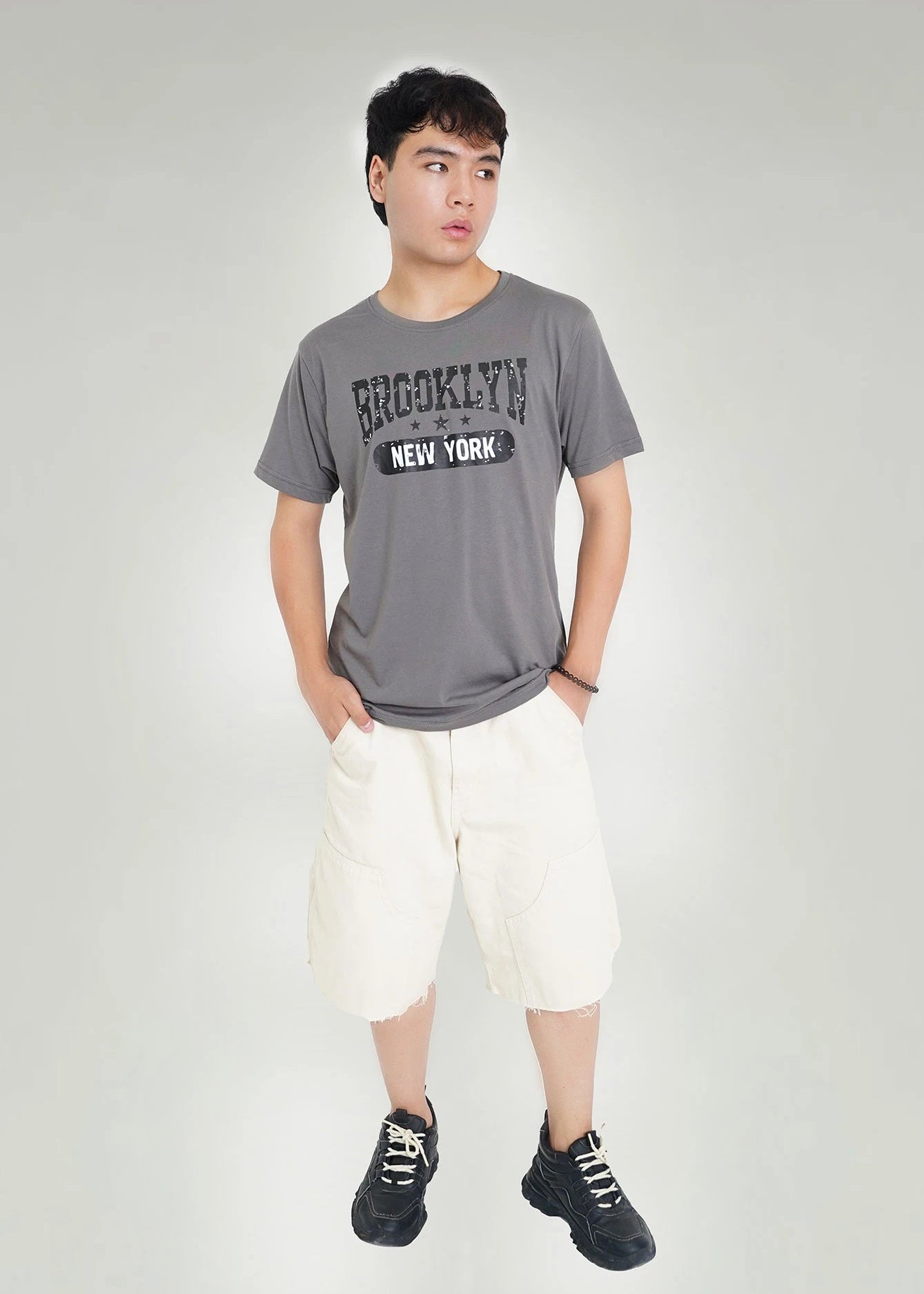 Charcoal round-neck t-shirt with short sleeves and 'Brooklyn New York' logo print