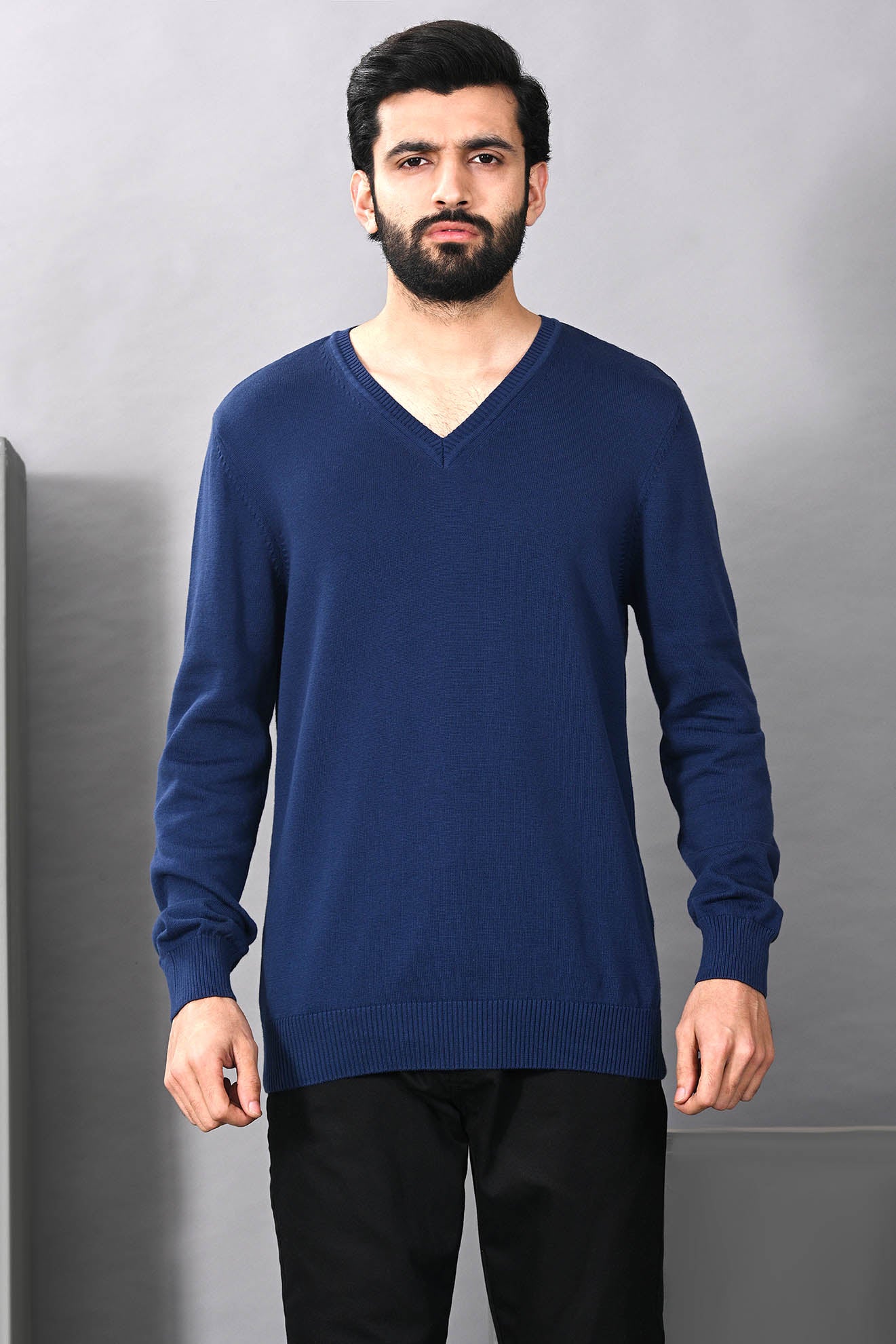 Men's indigo V-neck sweater with long sleeves, ribbed hem and cuffs